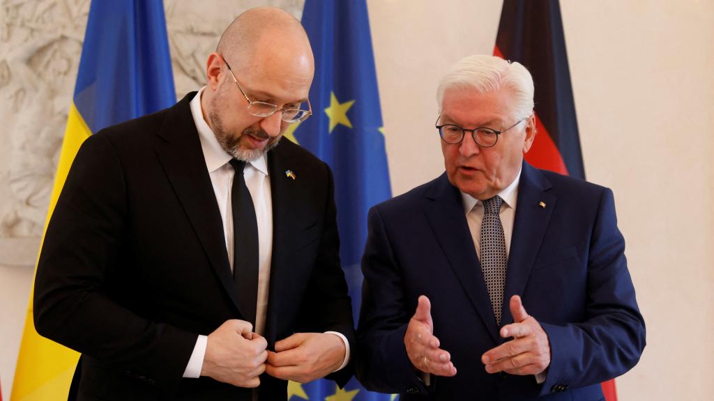 El primer ministro de Ucrania, Denys Schymbal, junto al presidente de Alemania, Frank-Walter Steinmeier, este pasado domingo en la capital germana.