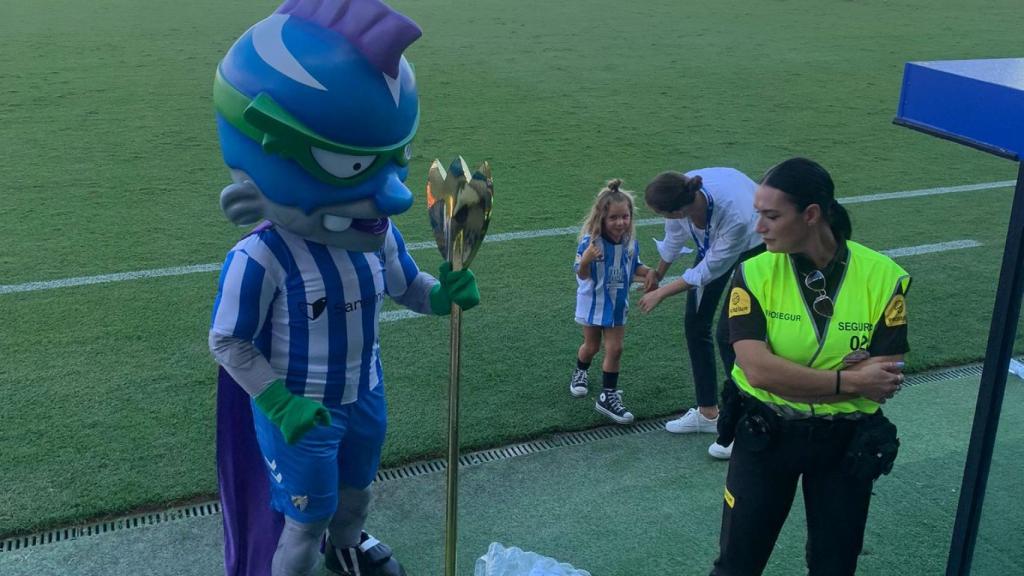 Antonella echándole una mirada a su nuevo colega, Súper Boke.