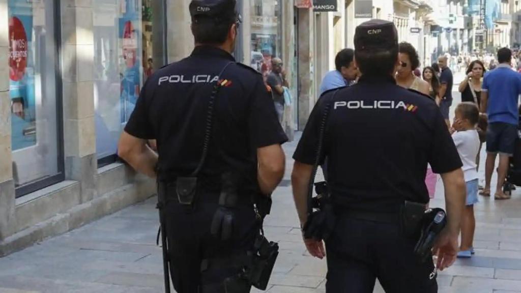 Dos agentes de la Policía Nacional, en imagen de archivo.