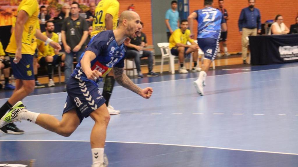 Celebración de uno de los goles del TM Benidorm, este domingo.
