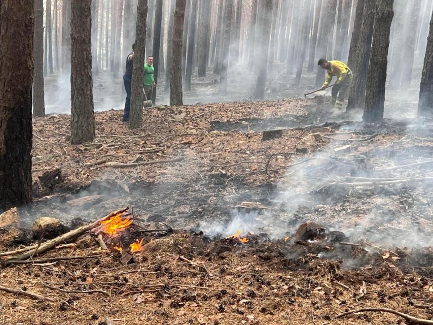 Vecinos de Villanueva de Valrojo intentando terminar de sofocar el incendio que asoló el pueblo