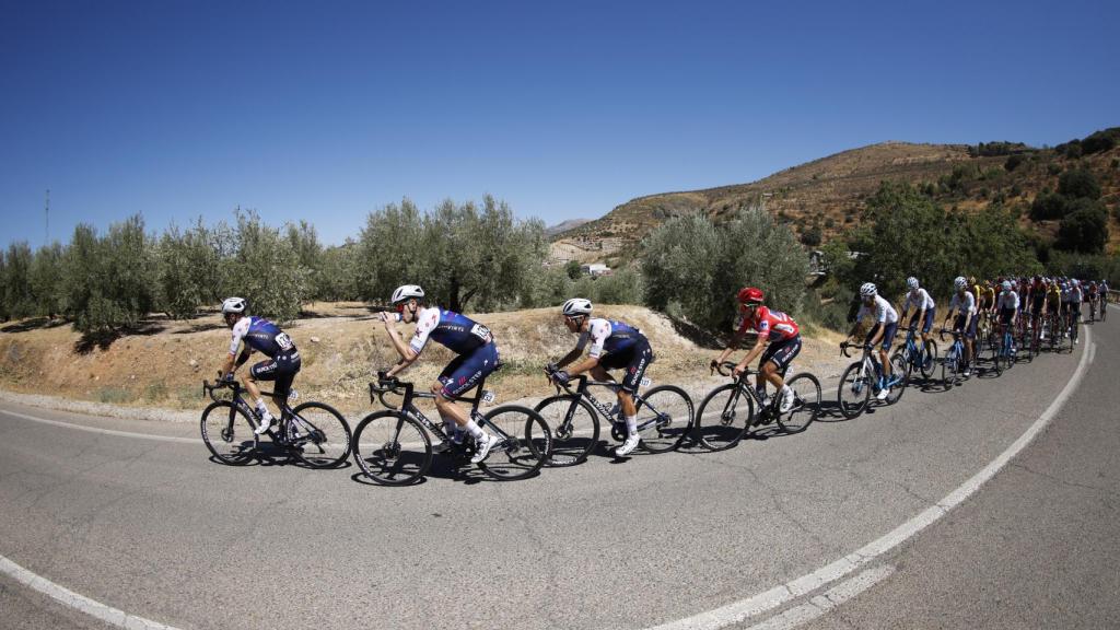 Quick-Step tirando del pelotón de La Vuelta 2022