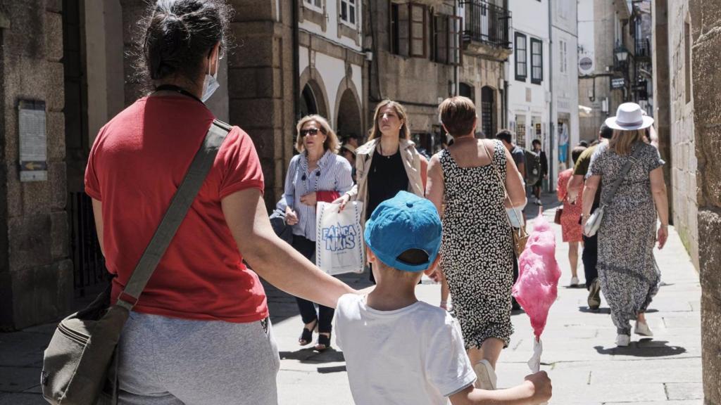 Varias mujeres paseando por la calle.
