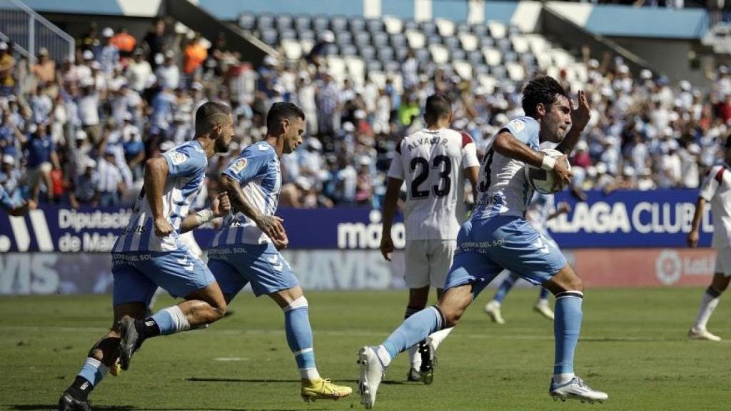 Alberto Escassi celebra el gol del Málaga contra el Albacete.
