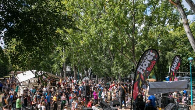 Fiesta en el Barrio de las Flores en una foto de archivo.