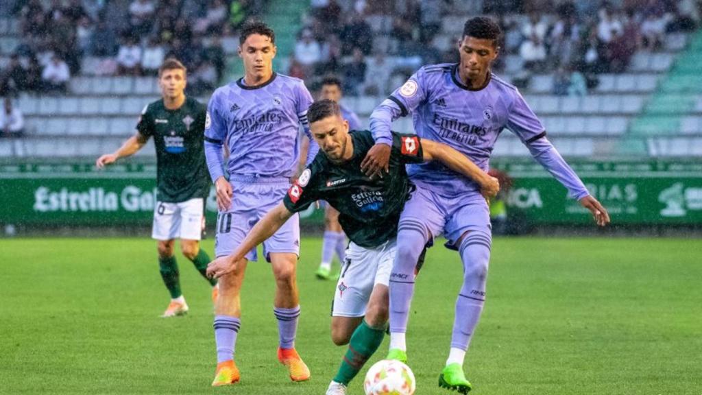 Sergio Arribas y Vinicius Tobías intentan robar un balón a un jugador del Racing de Ferrol.