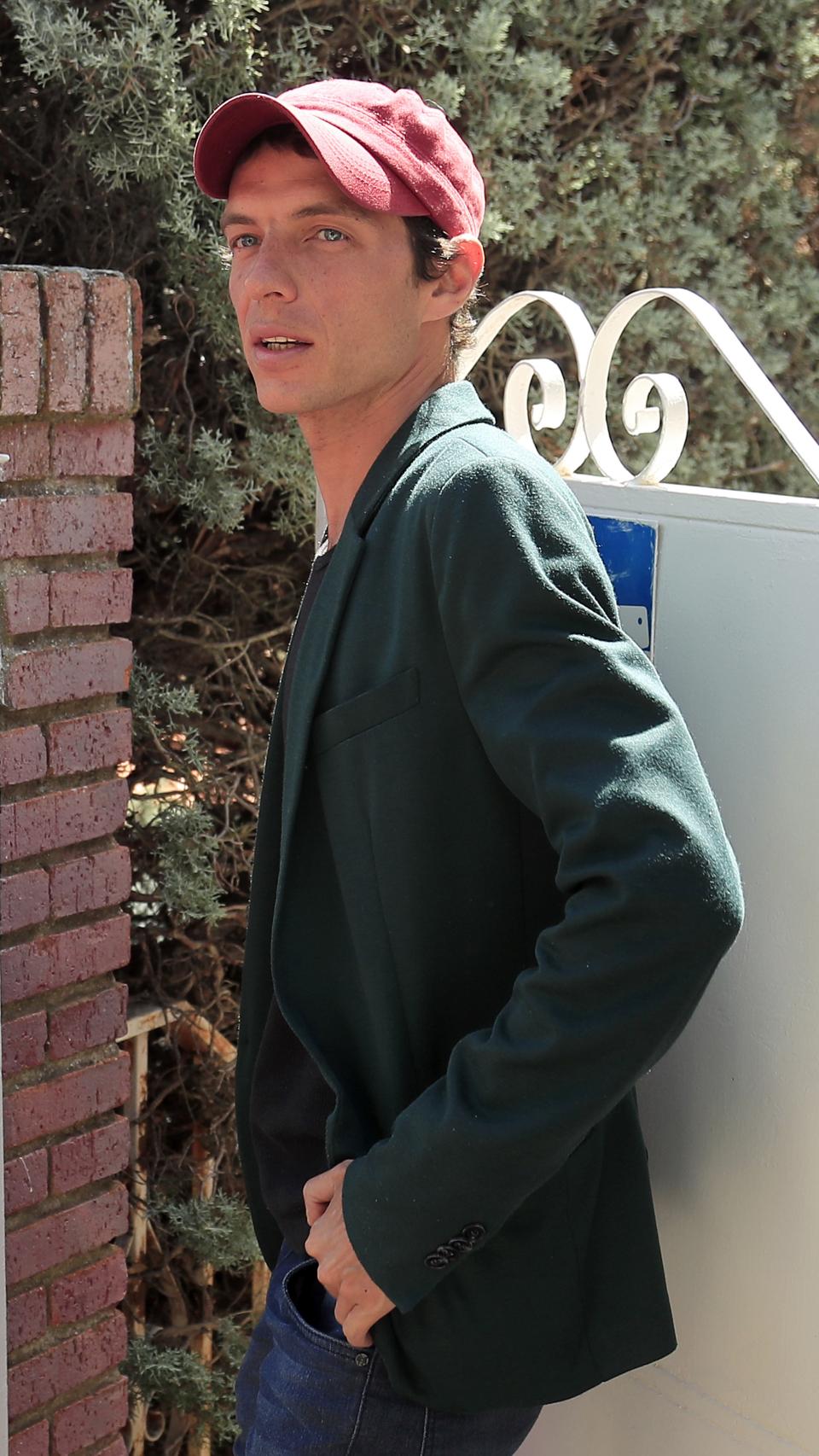 Camilín a las puertas de su casa de Torrelodones, en Madrid, la que su padre le dejó en herencia.