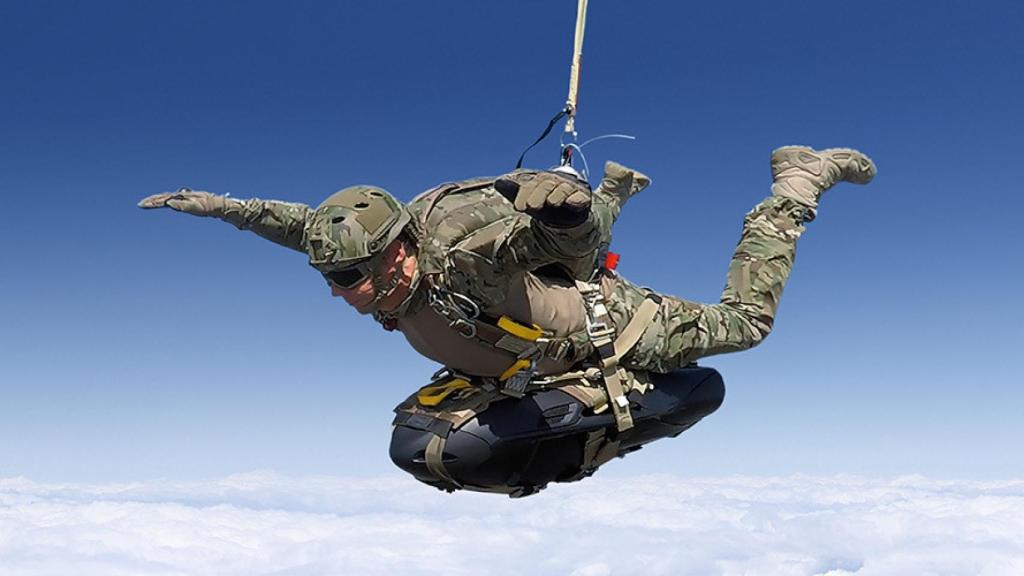 El Divejet RD2 puede acoplarse al equipo de los paracaidistas