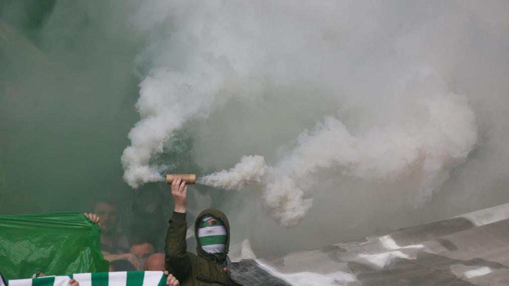 Un aficionado de la Green Brigade durante un derbi entre el Celtic y el Rangers.