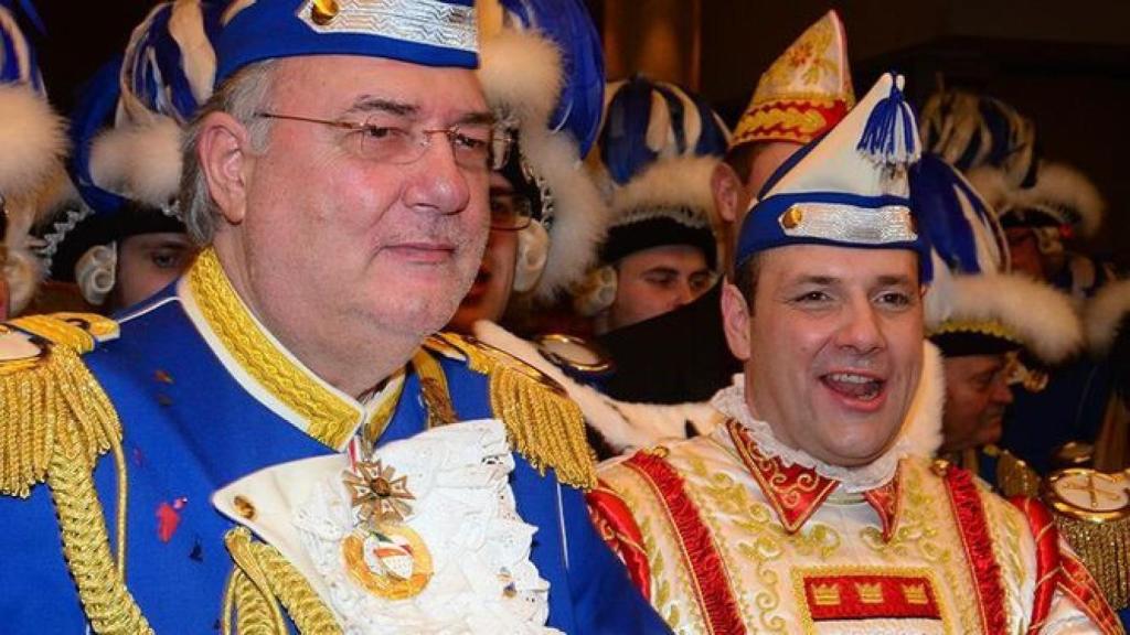 Karl-Pieter Griesemann, junto con su hijo Björn, en el Carnaval de Colonia.