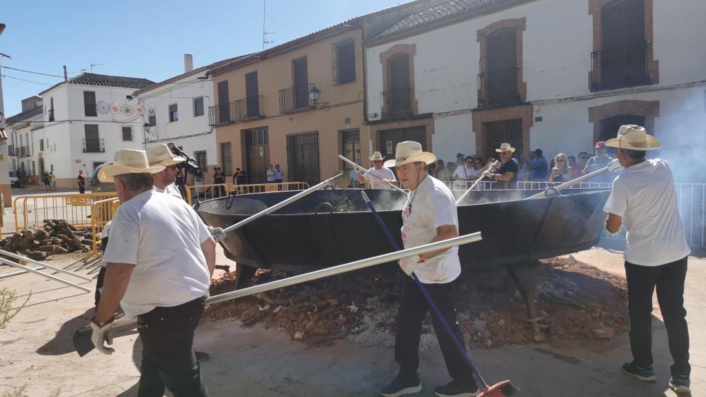 Preparando el pisto más grande del mundo.