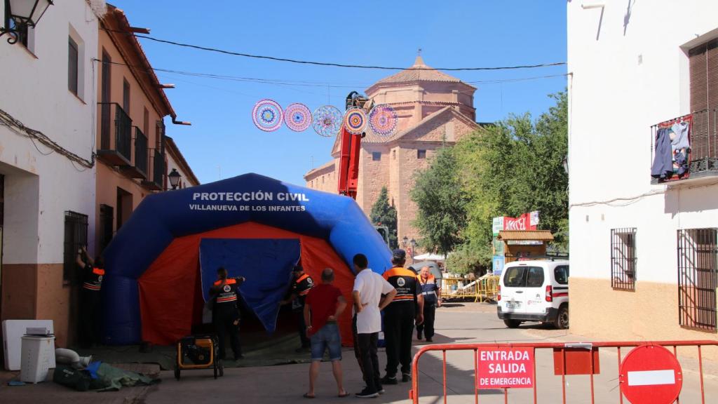 Cuerpos de protección civil para la fiesta del pisto más grande del mundo.