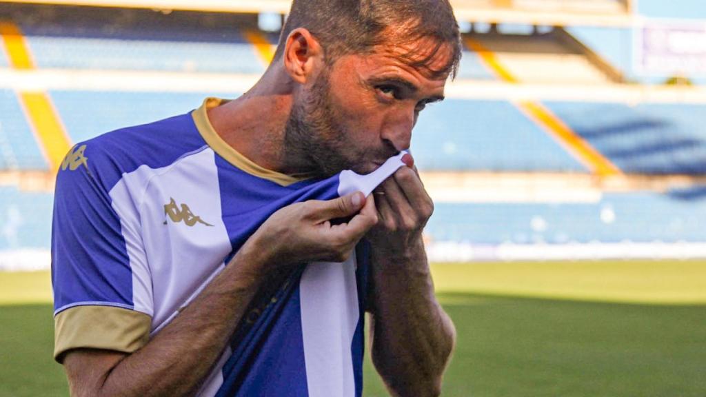 Míchel besa el escudo del Hércules.