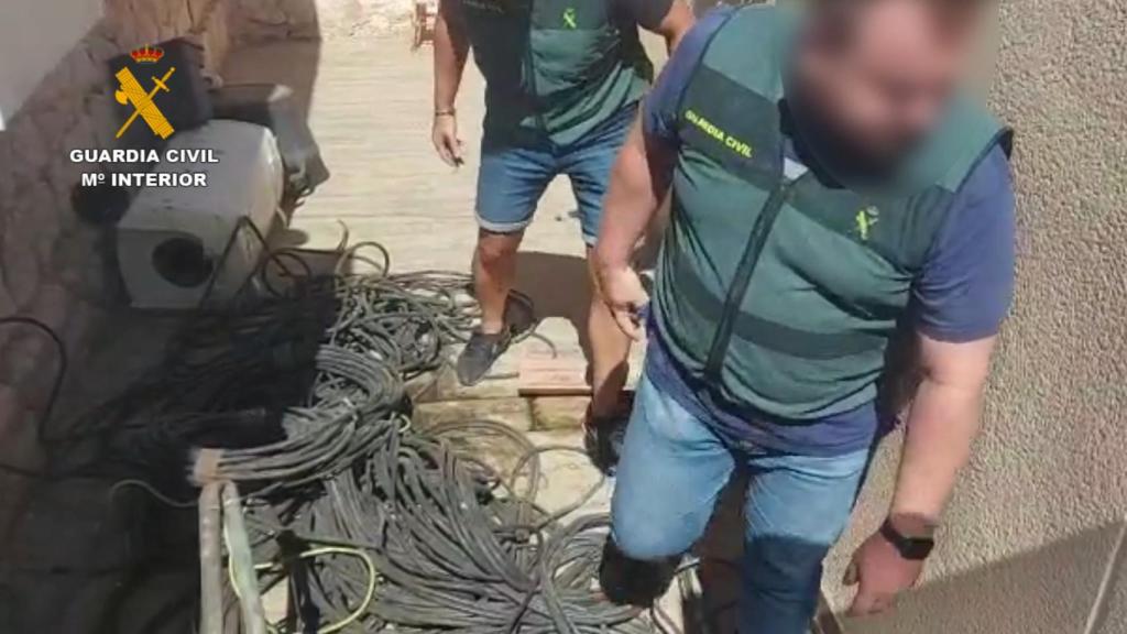 Los agentes de la Guardia Civil, ante el robo de cableado de cobre.