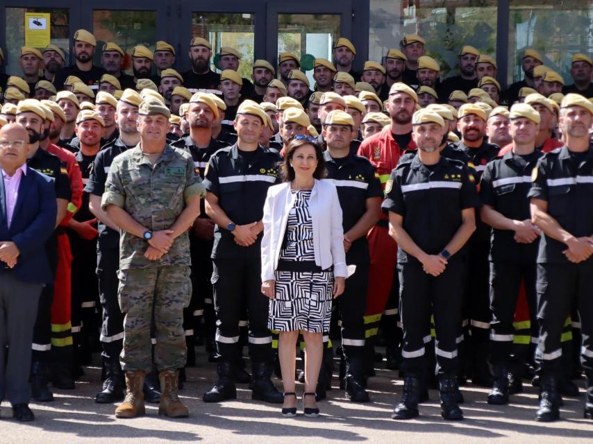 La ministra de Defensa, Margarita Robles, visita el V Batallón de Intervención de la Unidad Militar de Emergencias (UME) en la base militar Conde de Gazola.