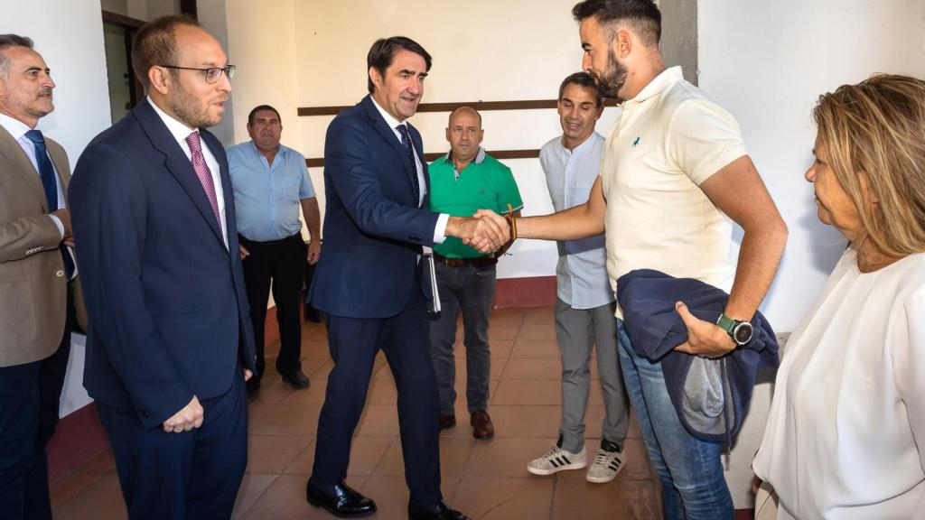 El consejero de Medio Ambiente se reúne con los alcaldes de los municipios salmantinos afectados por incendios forestales