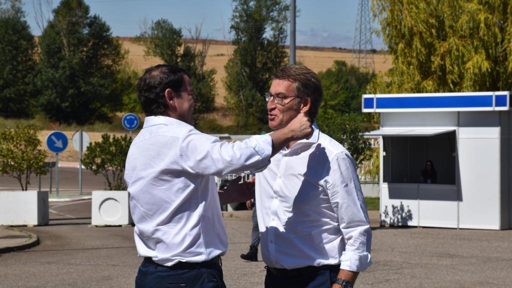 Fernández Mañueco y Núñez Feijóo se abrazan efusivamente