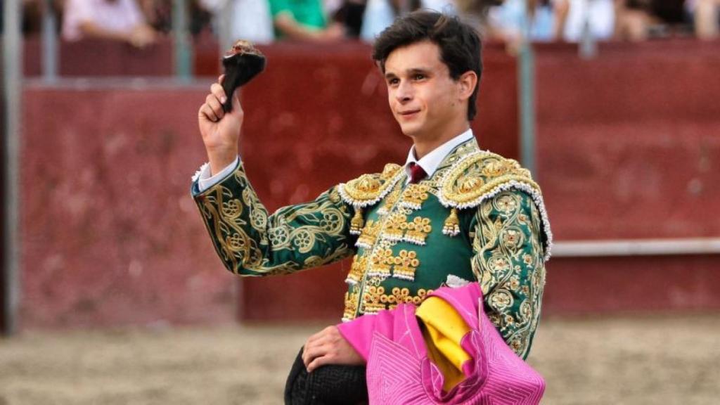 El vallisoletano Daniel Medina paseando una oreja en la plaza de toros de La Granja