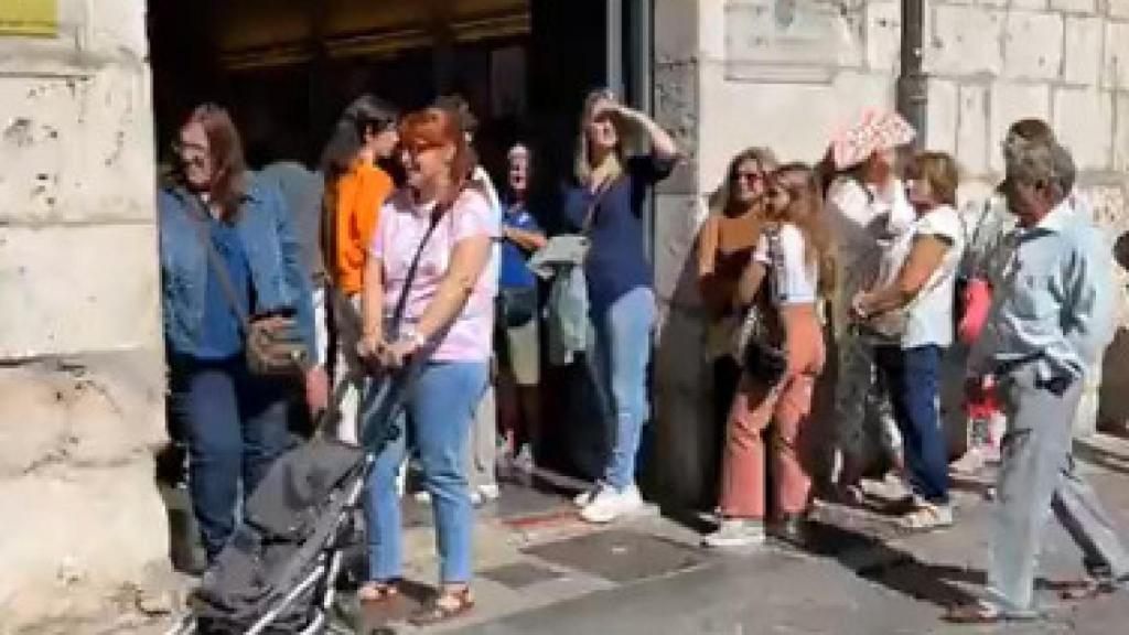 Largas colas en la Casa Revilla de Valladolid