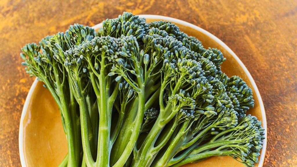 Aunque es similar al brócoli, su aspecto tiene algunas diferencias.