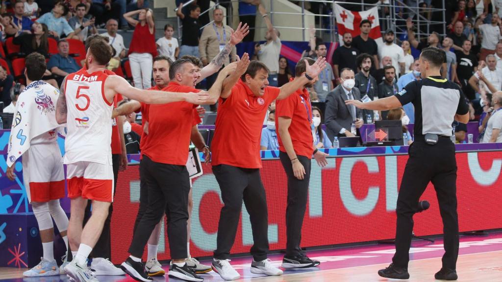 Ergin Ataman se queja ante los árbitros.