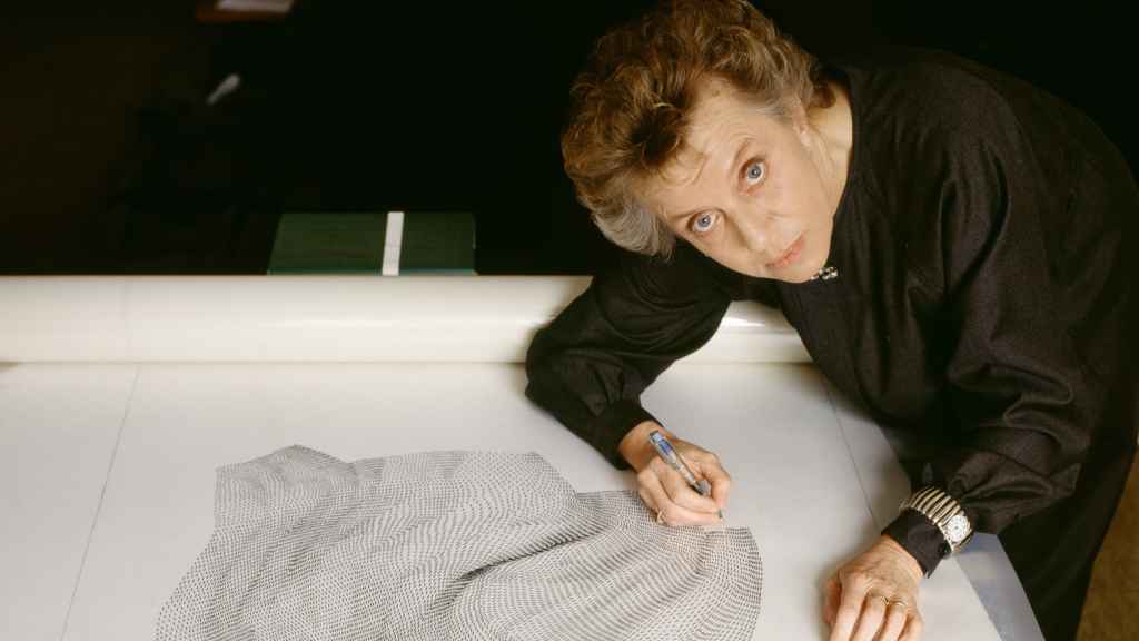 Dadamaino con una de sus piezas. Su trabajo se puede ver en la galería Parra & Romero