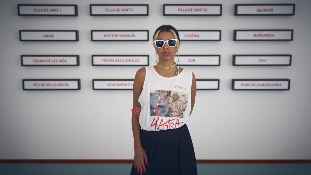 Cinthia Marcelle, delante de una de sus obras, en el MACBA. Foto: Miquel Coll