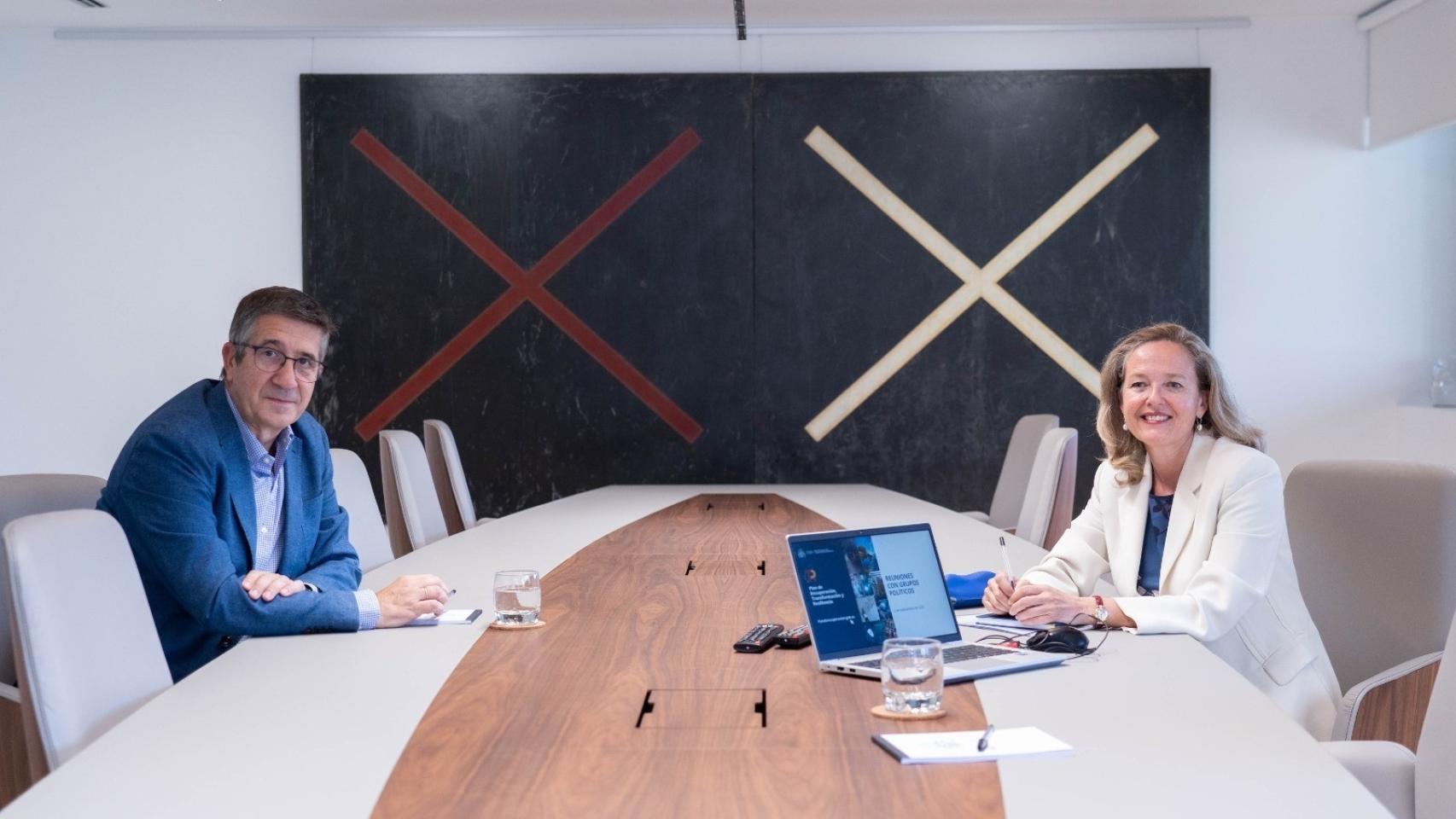 Reunión entre la vicepresidenta de Asuntos Económicos, Nadia Calviño (derecha), y el portavoz del PSOE en el Congreso, Patxi López, se reúnen para hablar de los fondos europeos.