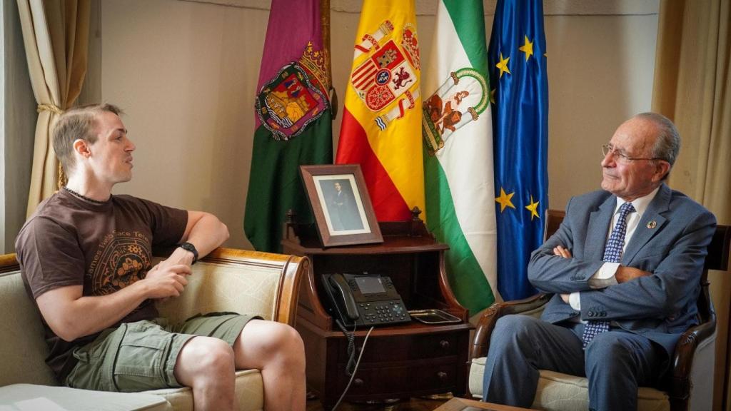 El alcalde de Málaga, Francisco de la Torre, junto al astrofísico Pablo Arrabal.