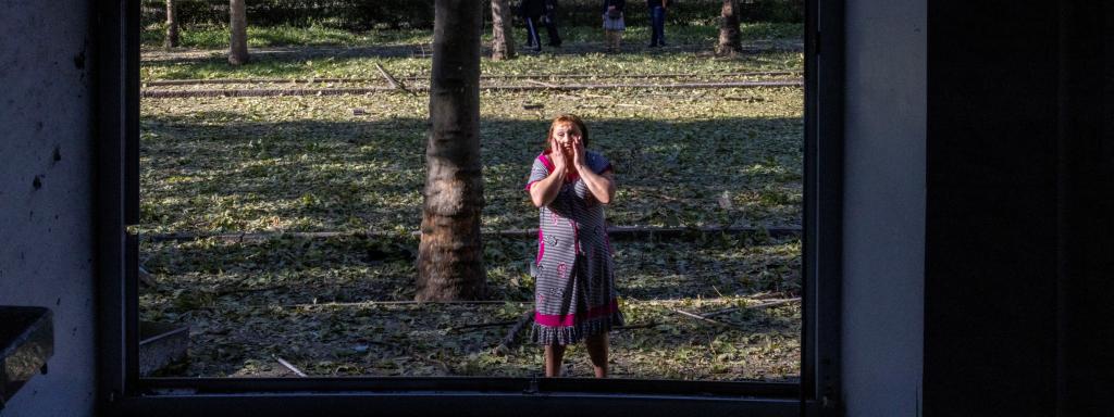 Reacción de una mujer al ver el estado del Centro de Atención Primaria en Nicolaiev, destruido por un ataque.