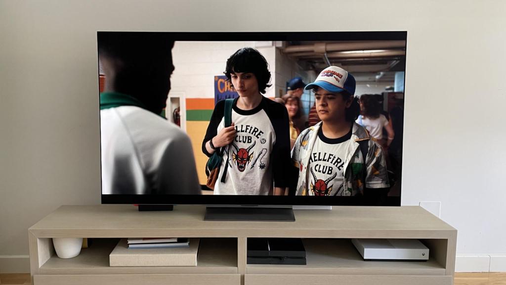 El televisor LG OLED G2 con una serie.