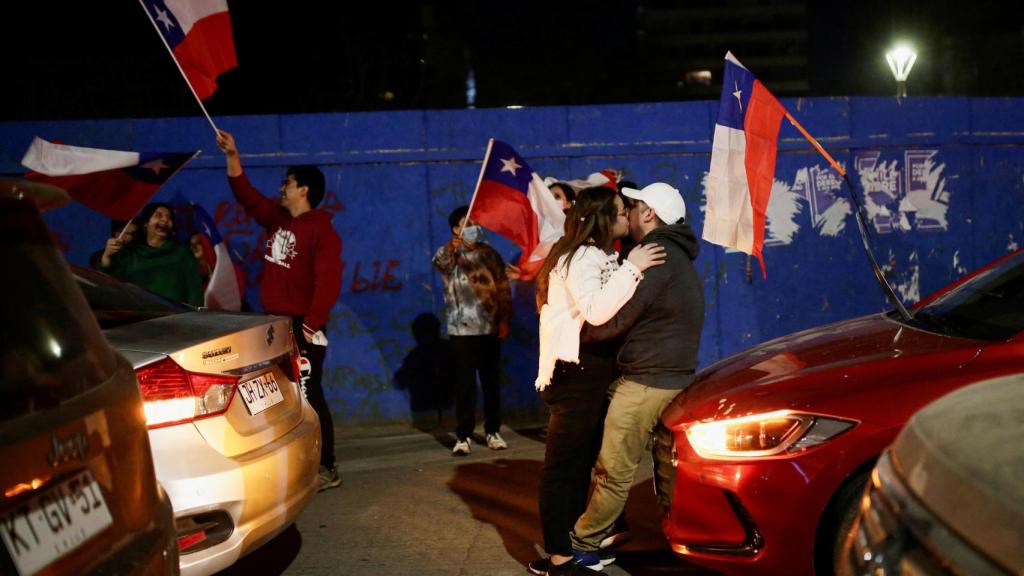 Partidarios del 'no' celebran el rechazo del proyecto de nueva Constitución chilena.