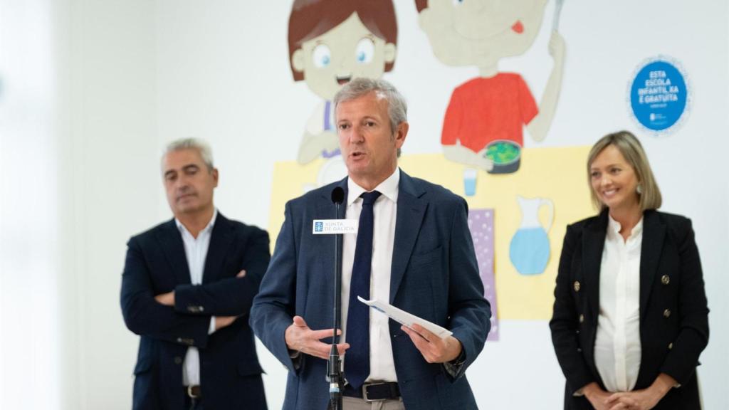 El presidente de la Xunta, Alfonso Rueda, acompañado por la conselleira de Política Social e Xuventude, Fabiola García, visita la escuela infantil O Pino (A Coruña)
