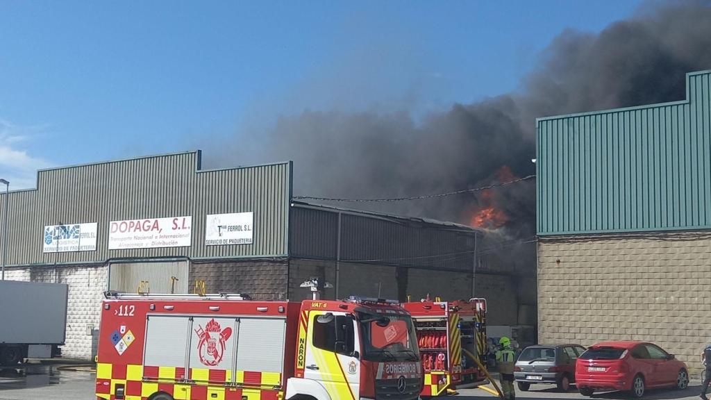 Las llamas devoran la nave trasera y finalmente también destrozaron la del frente