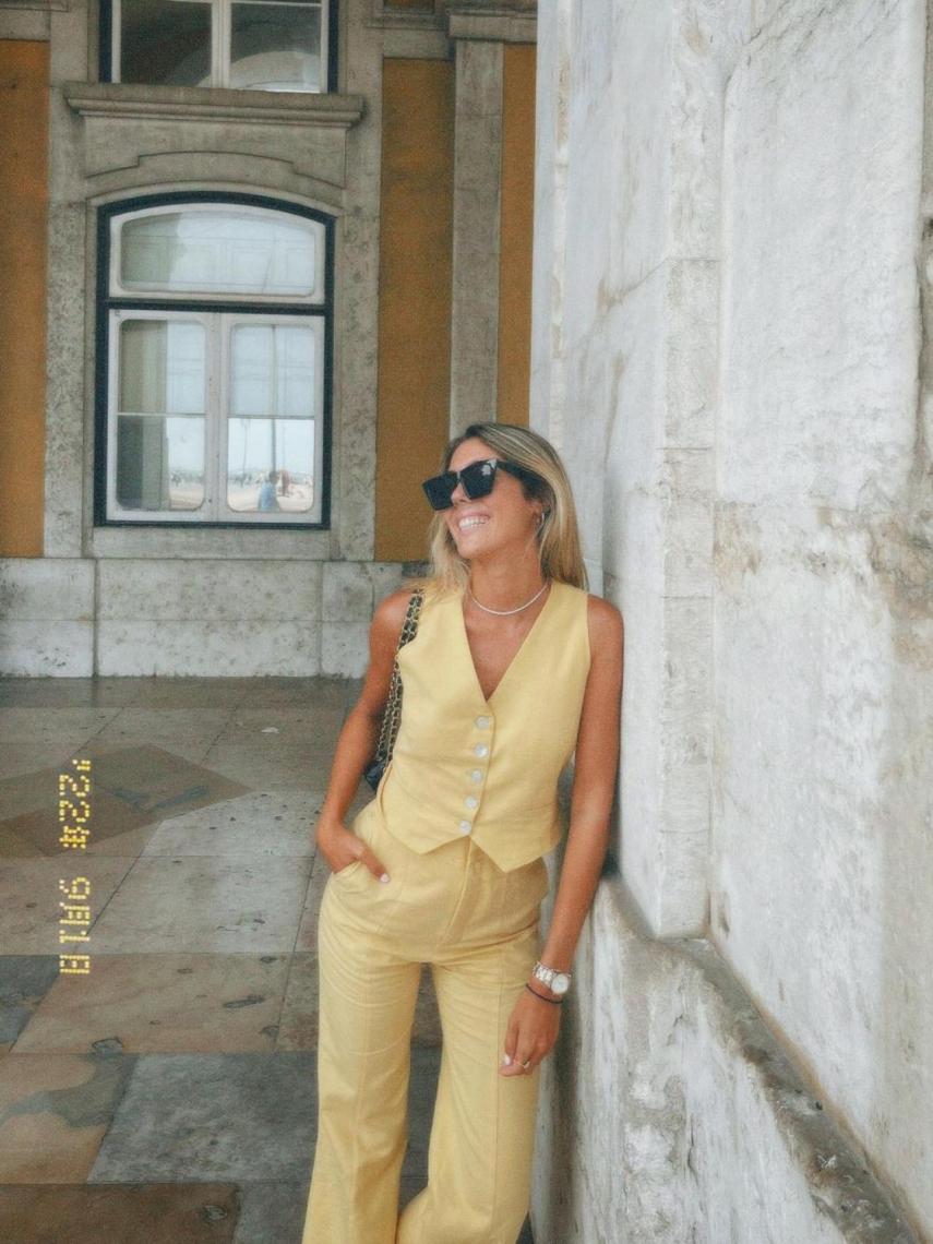 Anna Ferrer luce un conjunto de chaleco y pantalón en un atractivo color mostaza.