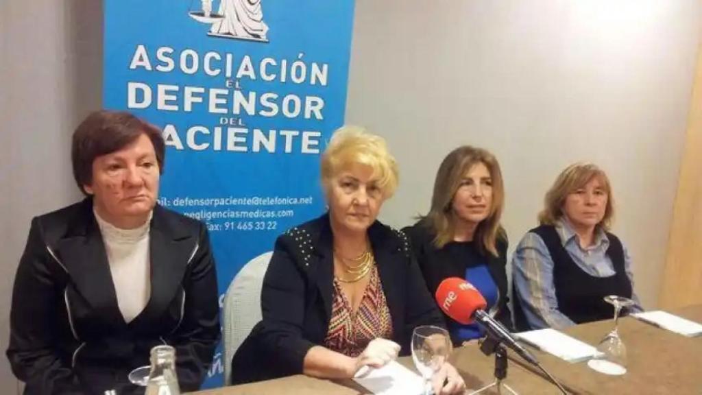 Carmen Flores (c), presidenta de la Asociación del Defensor del Paciente. en una rueda de prensa.