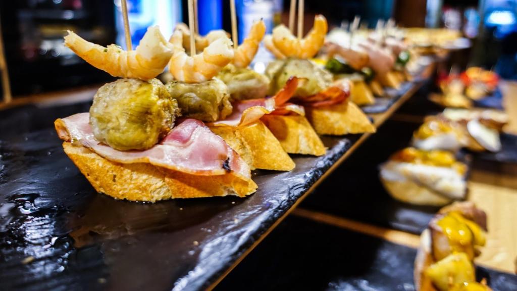 Unos pinchos de alcachofa y beicon, una de las carnes procesadas más perjudiciales.