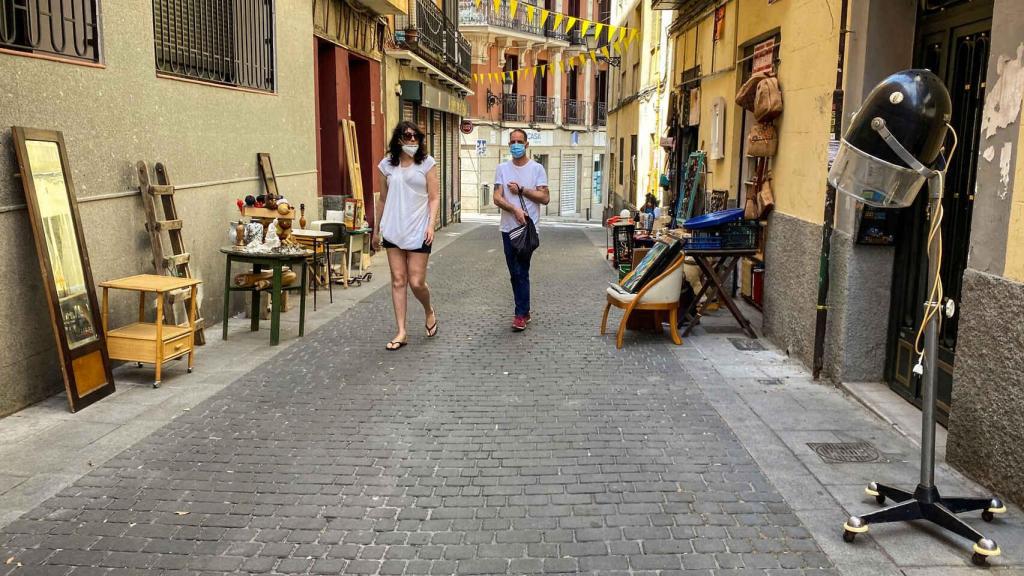 Dos mujeres pasean por el Rastro de Madrid.