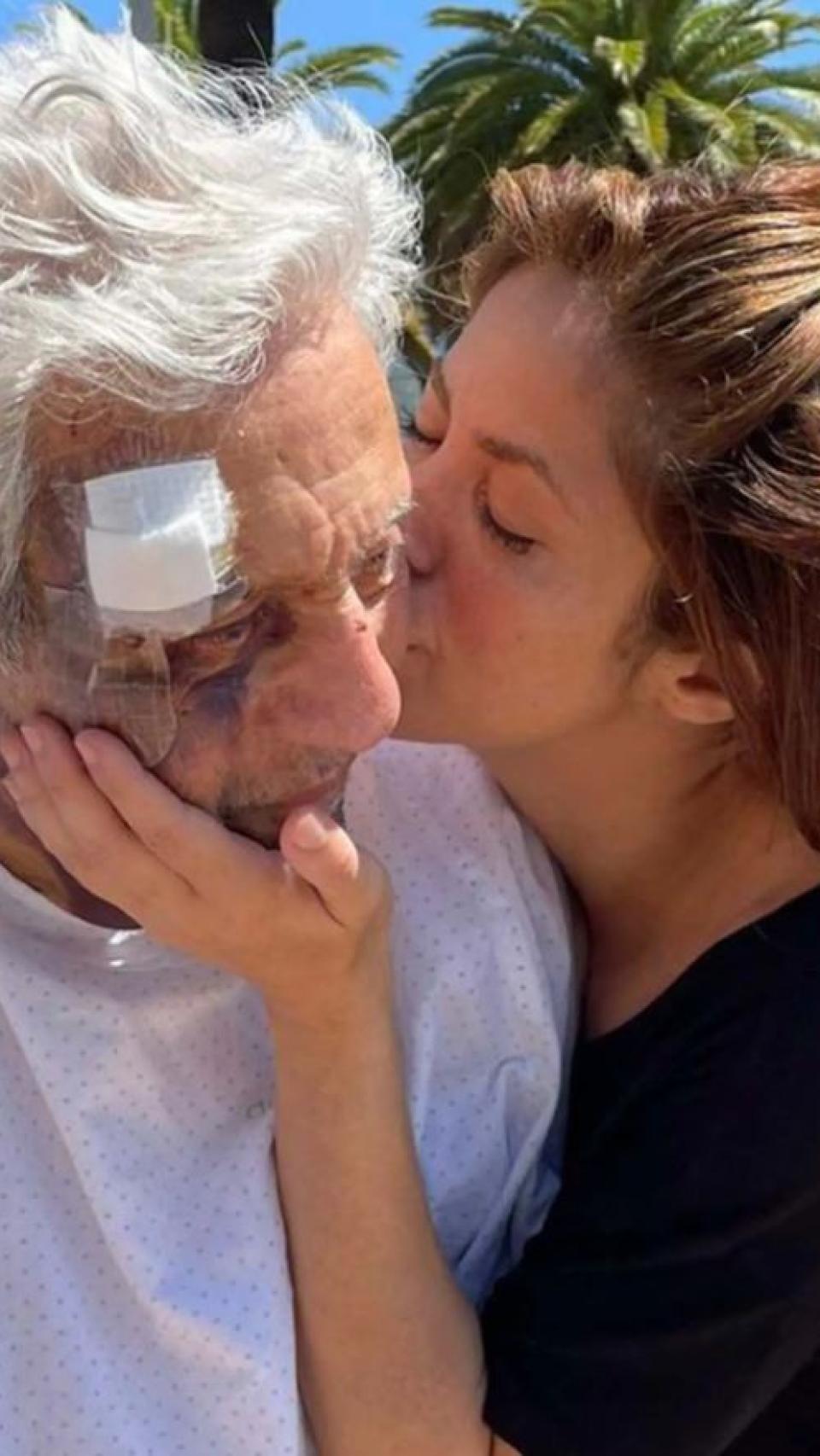 Shakira besando a su padre, William, en una imagen reciente.