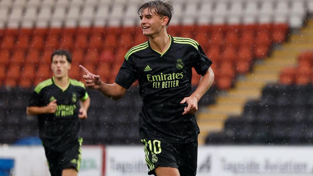 Nico Paz celebra un gol.