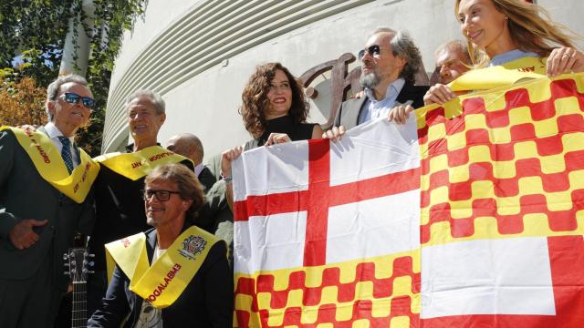 Isabel Díaz Ayuso junto a los nuevos embajadores de Tabarnia.