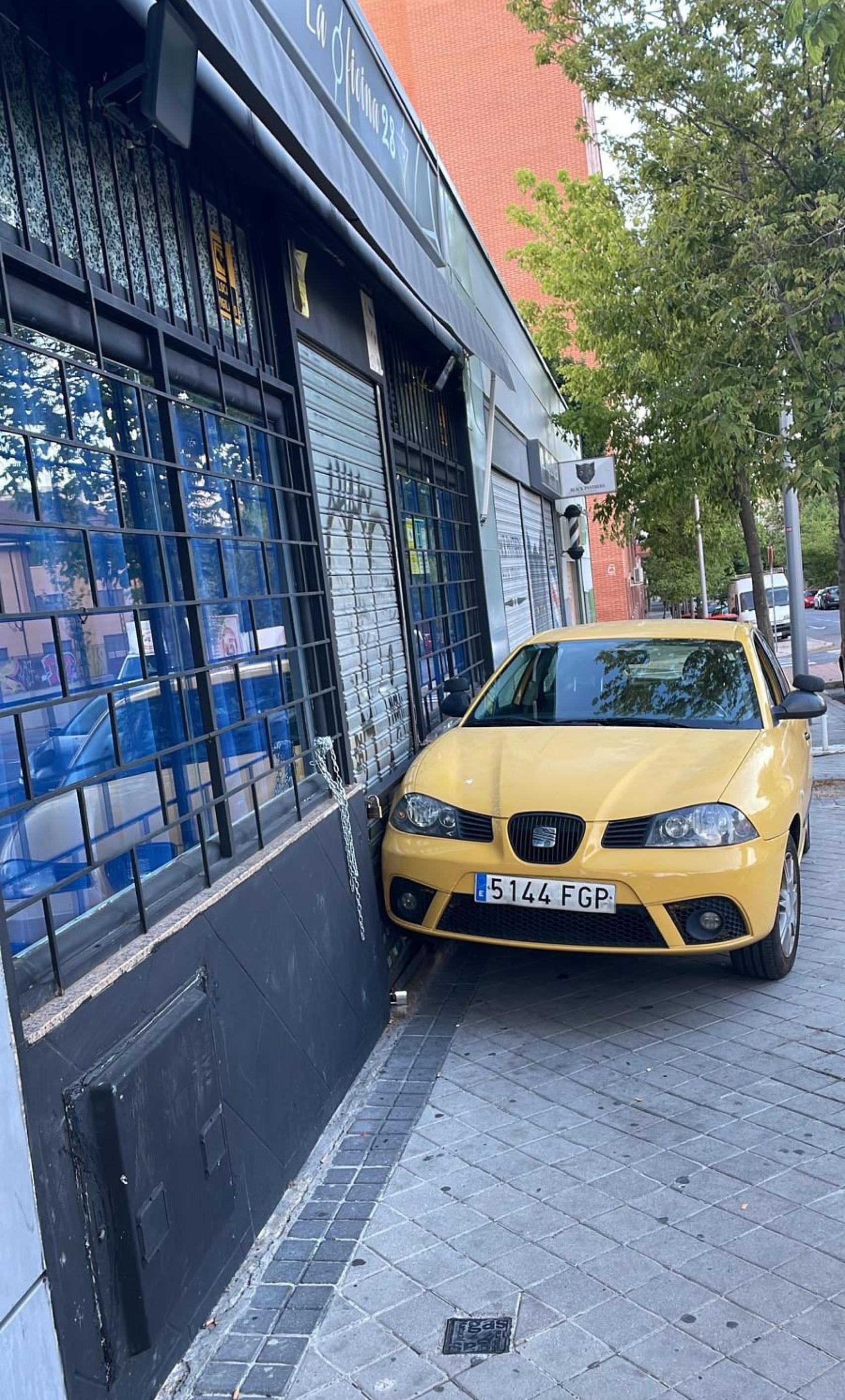 Coche estampado contra la fachada del bar el pasado mes de julio.