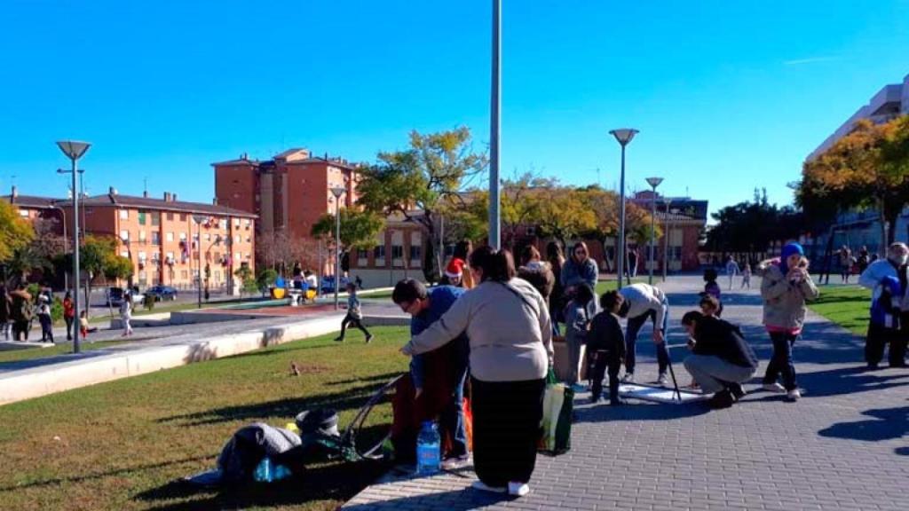 La Policía Local de Paterna, en la imagen una de las calles del barrio La Coma, arresta a un joven acusado de violencia machista.