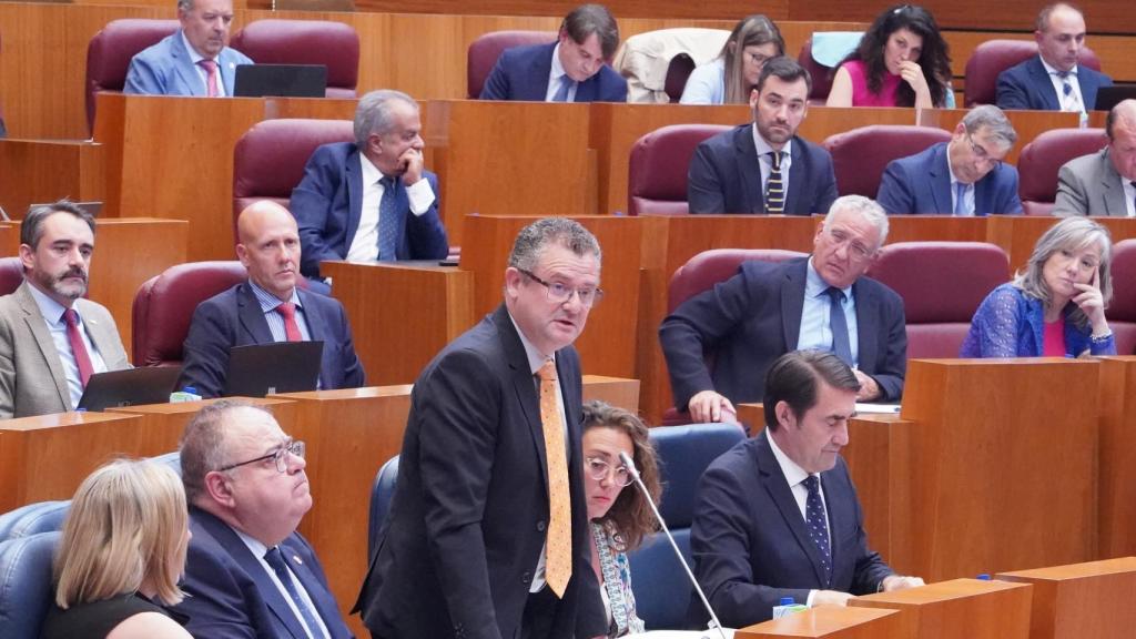 El consejero de Agricultura, Ganadería y Desarrollo Rural, Gerardo Dueñas, interviene en el pleno de hoy en las Cortes