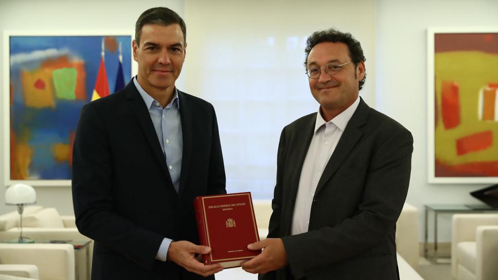 Pedro Sánchez con el salmantino Álvaro García Ortiz