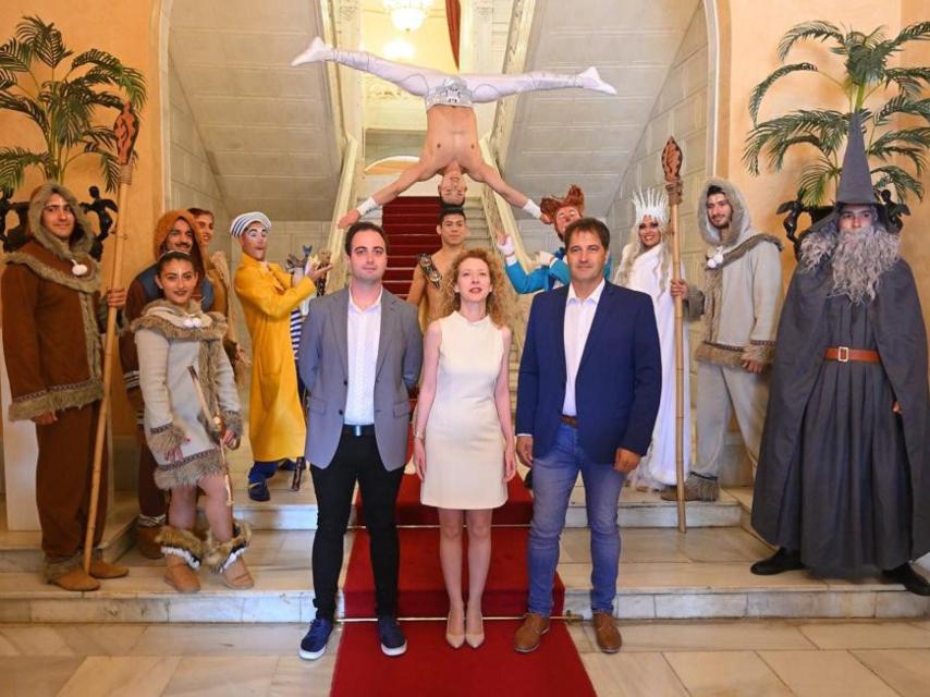 La concejala de Familia e Igualdad de Oportunidades, Ana Suárez, acompañada por el director gerente de ‘Stellar Circus’, Ramón Sacristán, y varios personajes del espectáculo
