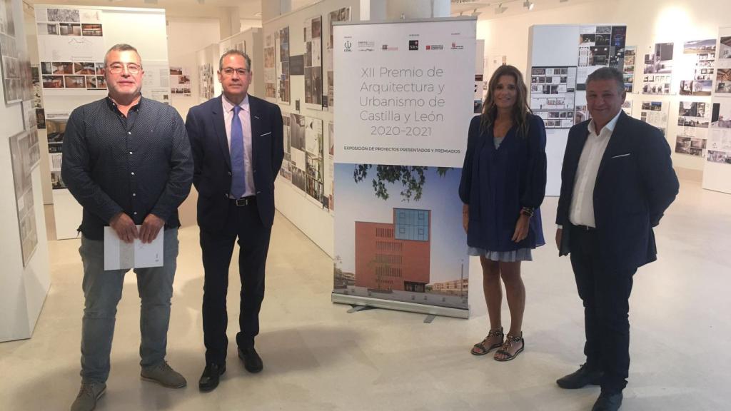 Apertura de la exposición a cargo del concejal de Fomento y Patrimonio, Fernando Carabias, y la concejala de Participación Social, Almudena Parres