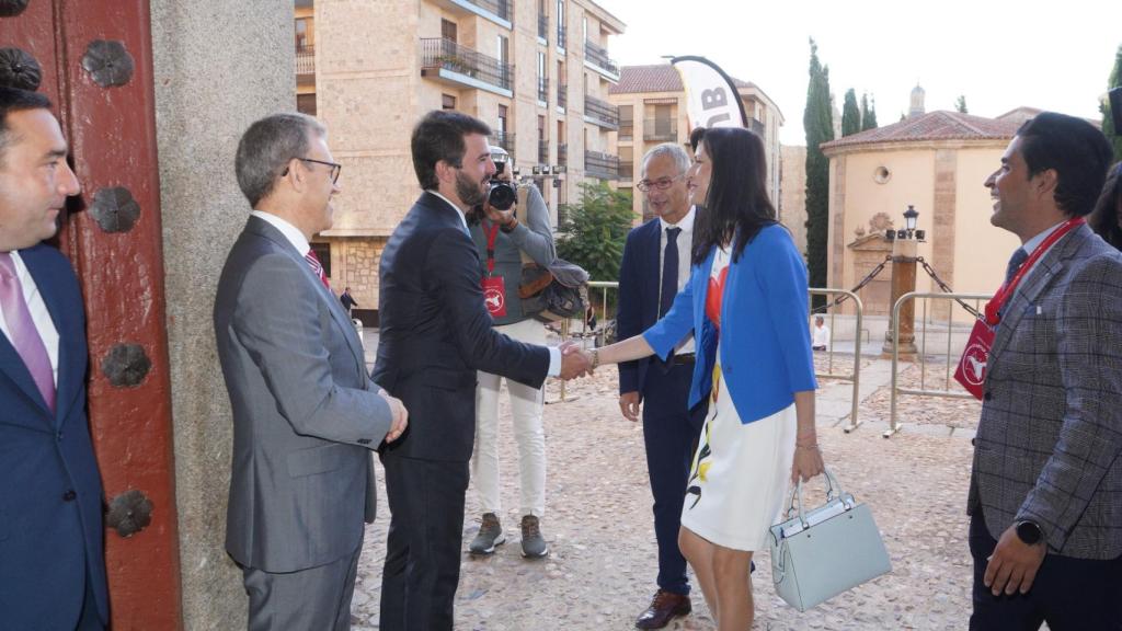 García-Gallardo saluda a la comisaria europea de Innovación, Investigación, Cultura, Educación y Juventud, Mariya Gabriel