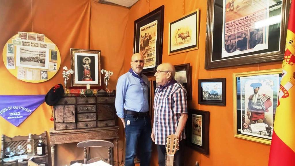 Los Alejandro Angulo, tío y sobrino, posan en su escaparate taurino de la calle Goya