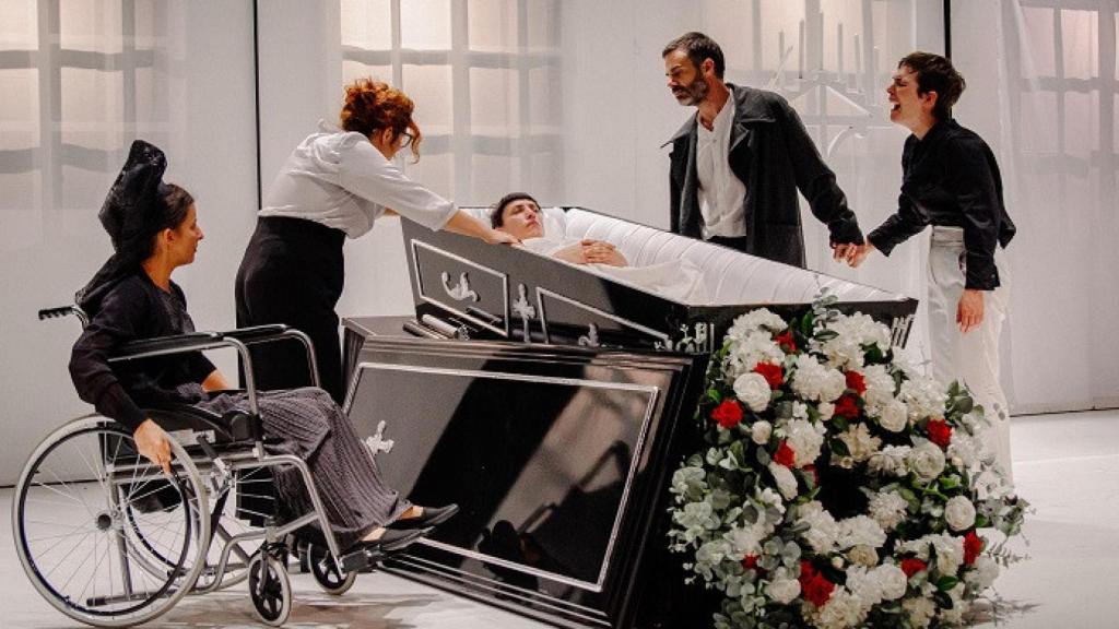 De izquierda a derecha, Rebeca Hernando, Carlota Gaviño, Marina Fantini, José Juan Rodríguez y Mikele Urroz en 'La voluntad de creer'. Foto: Laia Nogueras